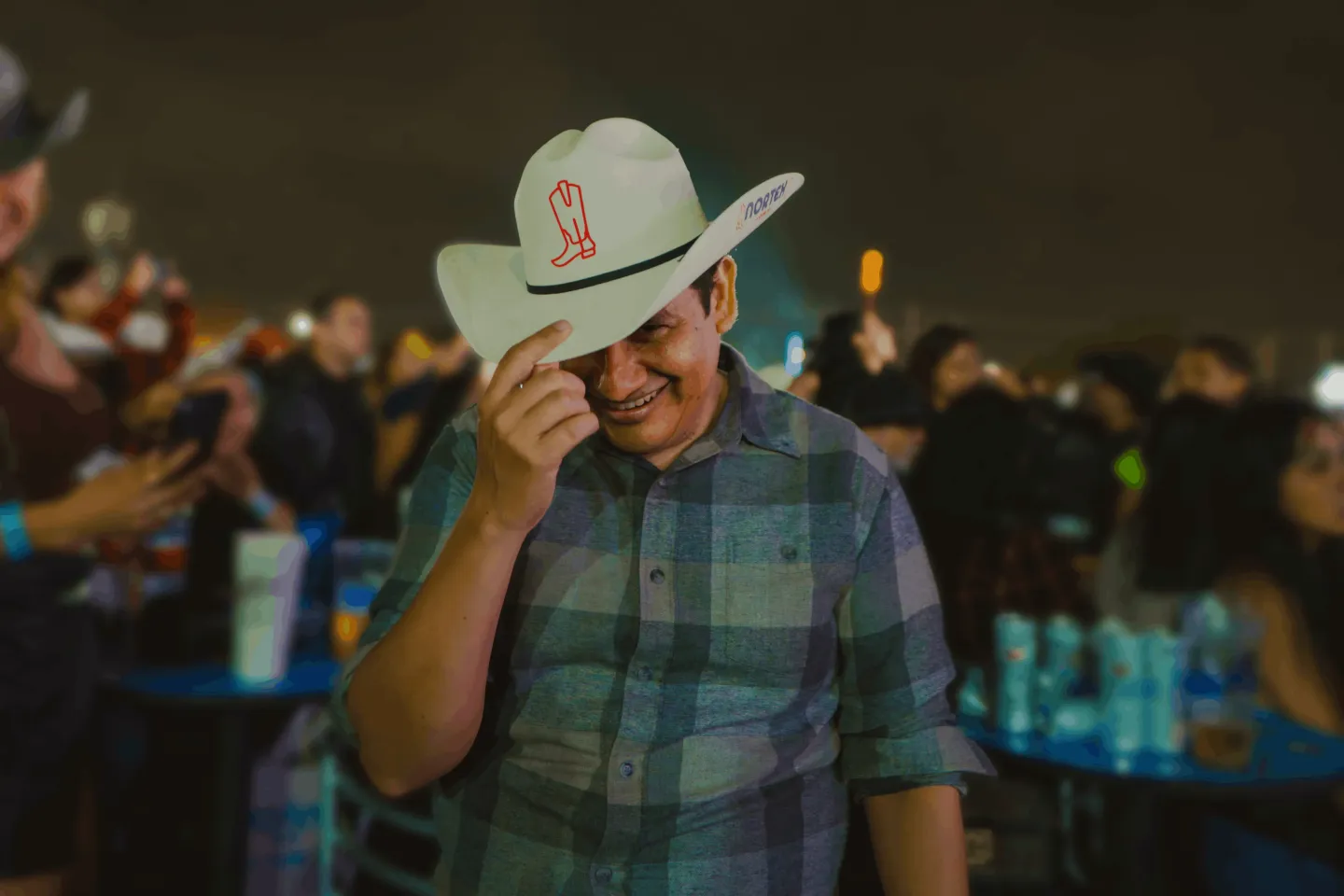 Asistente saludando con el sombrero