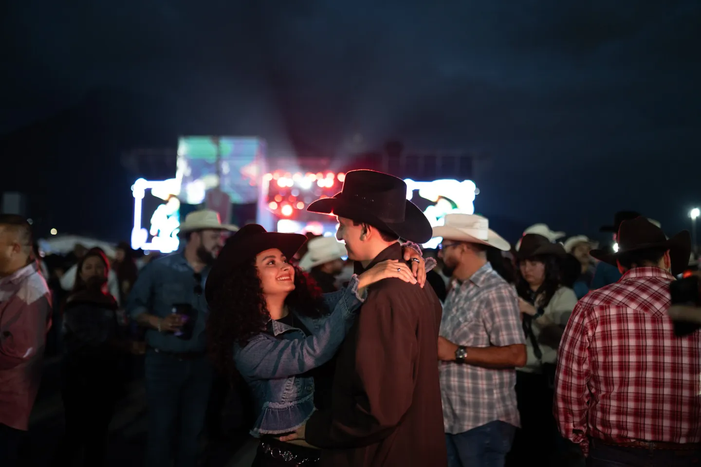 Pareja bailando frente al escenario