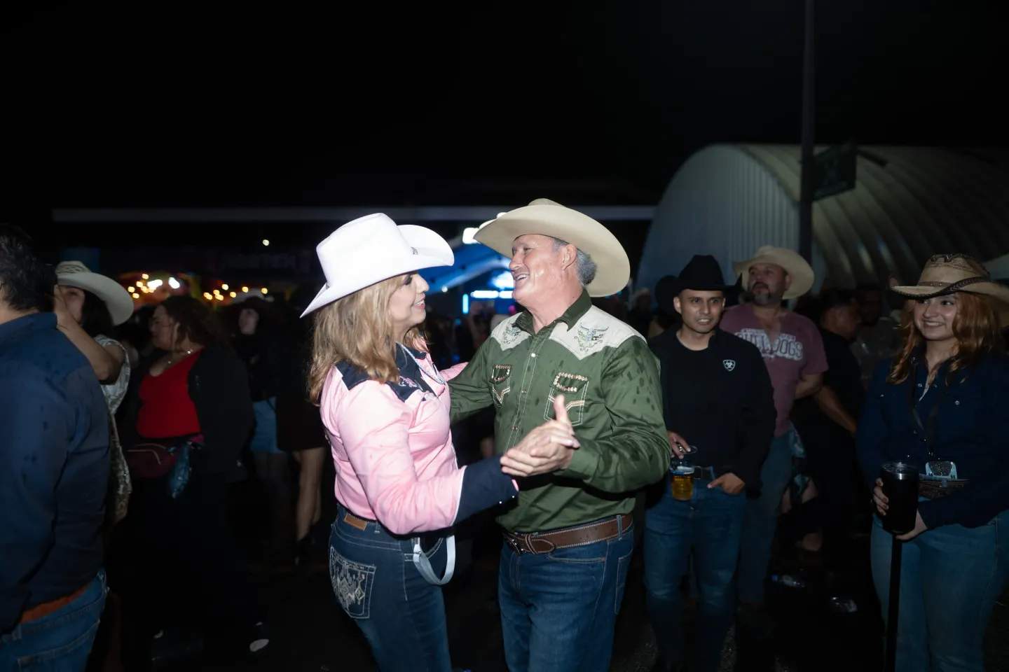 Pareja con sombreros vaqueros en la zona de bares